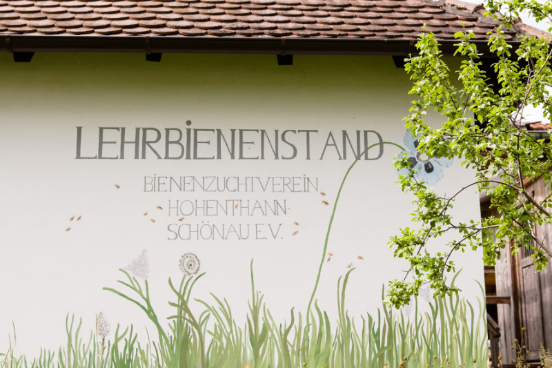 Am Bienenlehrstand des Bienenzuchtervereins Tuntenhausen